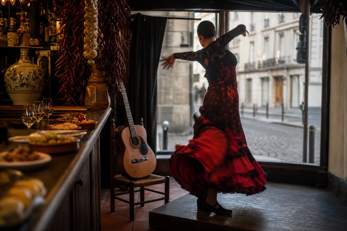 Danseuse de flamenco sur une petite scène de tablao parisien