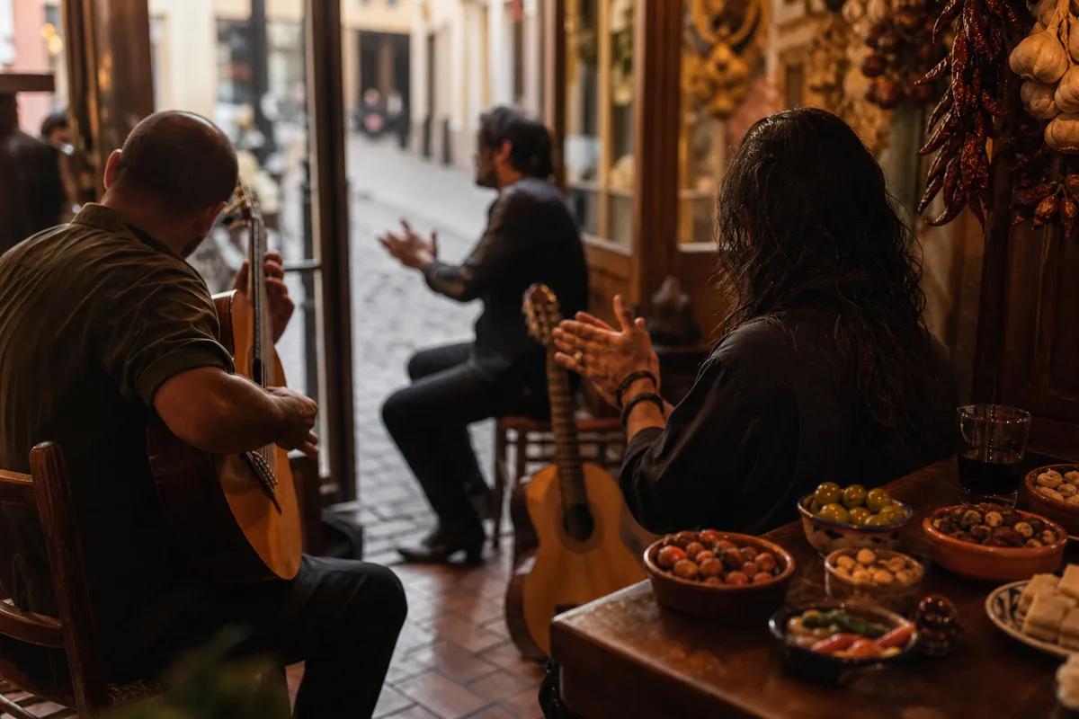 Trio de flamenco avec guitariste, chanteur et palmeros dans une salle intime
