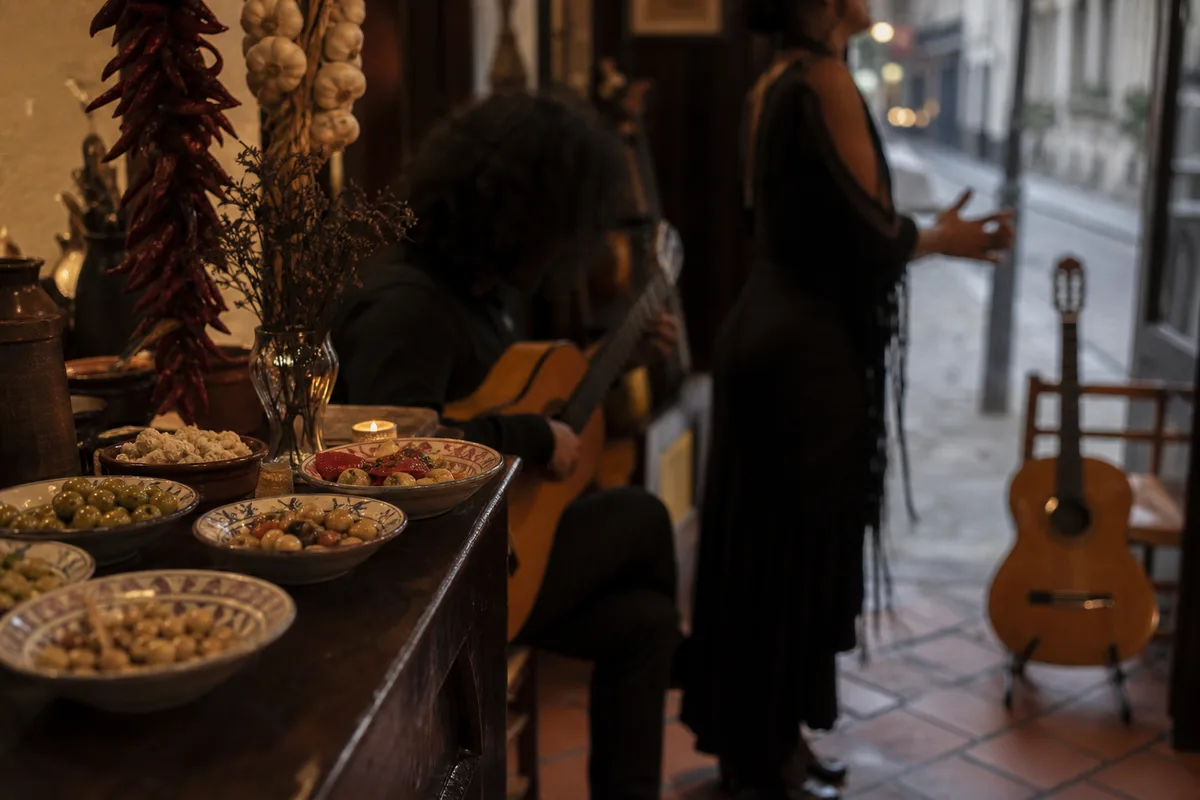 Guitariste et chanteur de flamenco lors d&rsquo;un récital intimiste